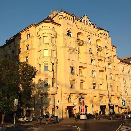 Elizabeth Apartment *